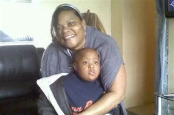 Bashid McLean's Original Selfie Of Mom's Head Goes Viral On Twitter: No Blur Photo Shared On Reddit