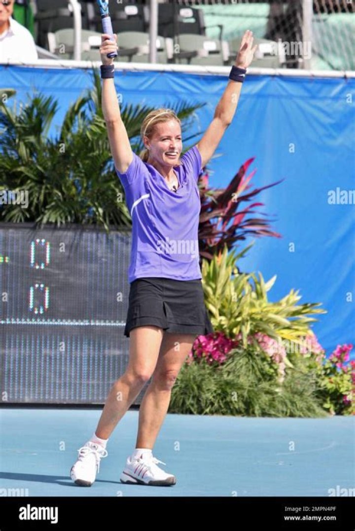 Elisabeth Shue - 30 Annual Chris Evert Pro-Celebrity Tennis Classic, 07.11.2009.