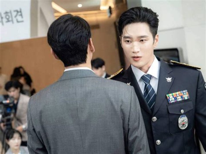 Flex X Cop stills see Ahn Bo-hyun and Park Ji-hyun team up in a crime rom-com K-drama