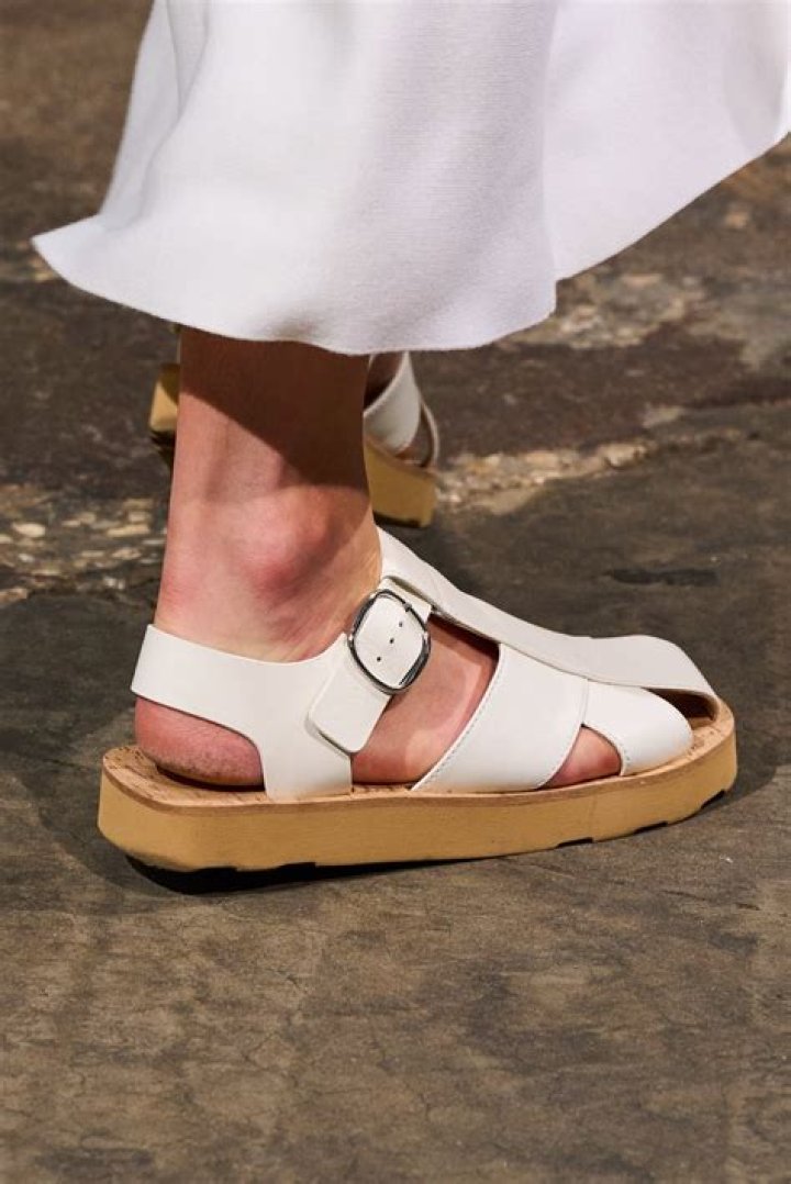 The Dr. Scholl's sandal trend is taking over, and we're not mad about it
